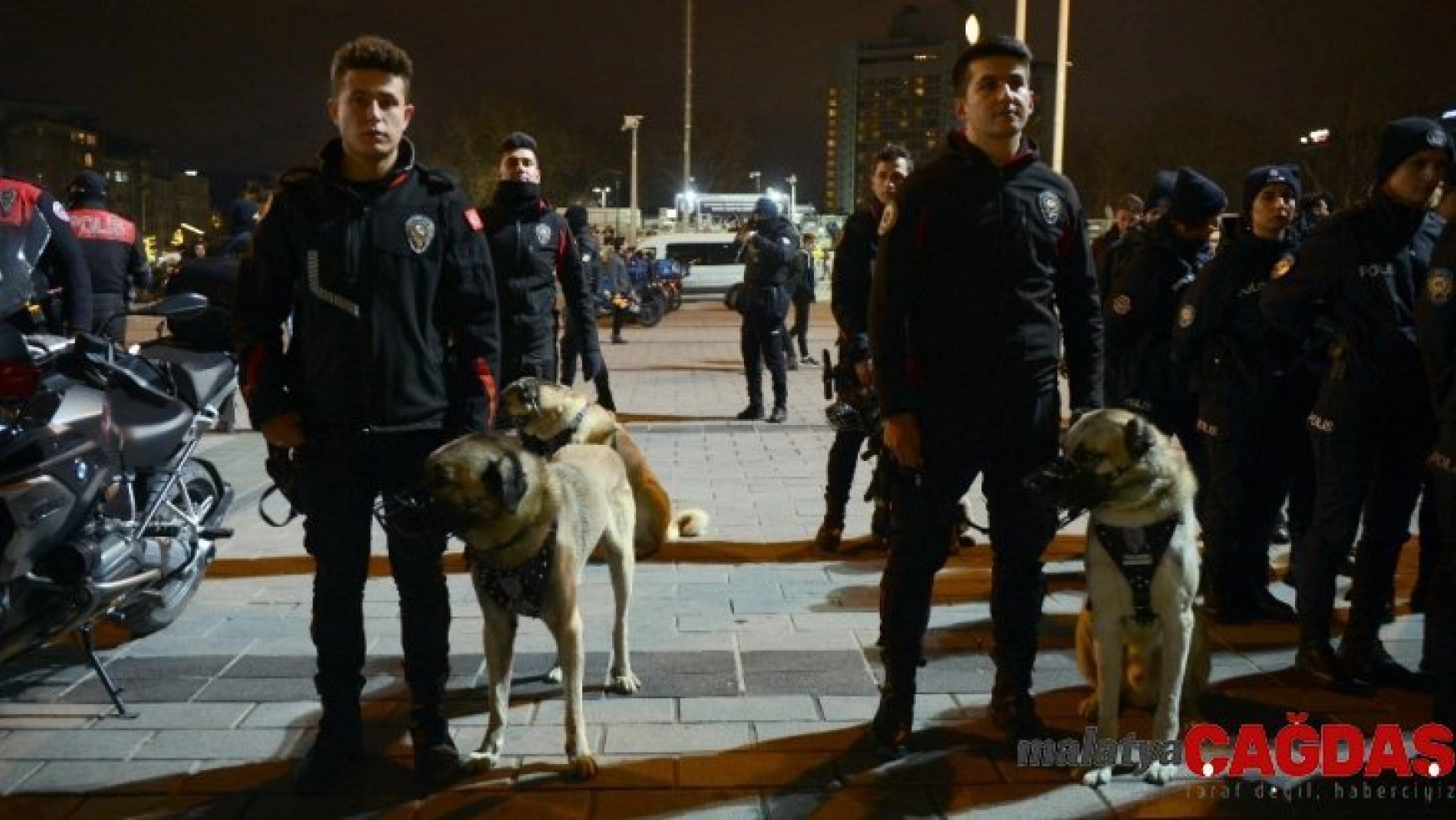 İstanbul Valisi Ali Yerlikaya, Taksim'de yılbaşı tedbirlerini denetledi