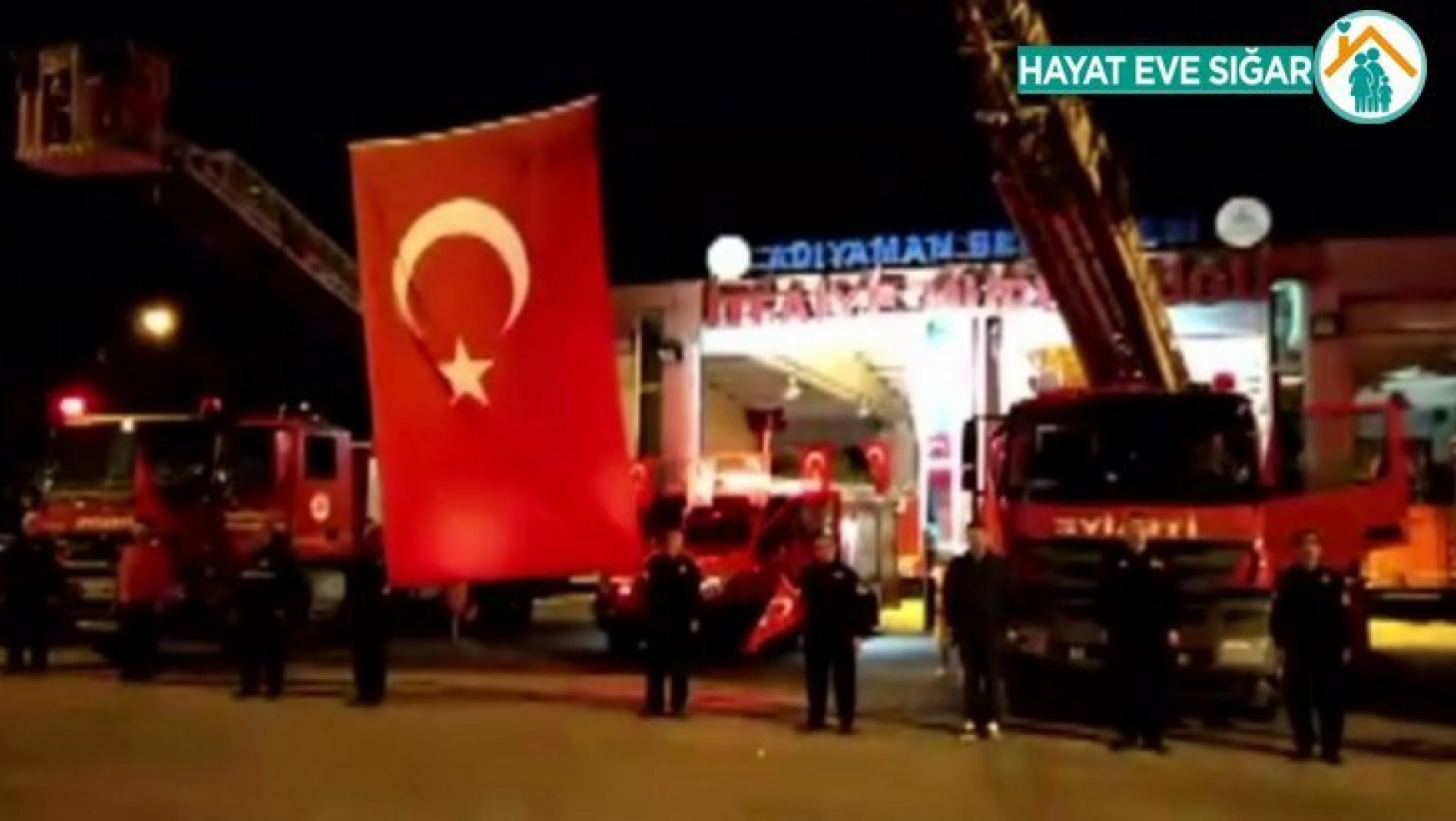 İtfaiyeciler dev Türk bayrağı altında İstiklal Marşı'nı okudu