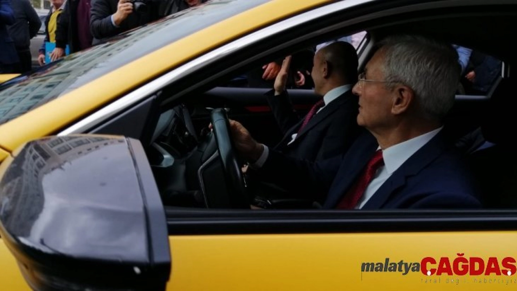 İzmir'de dijital ve VIP taksiler görücüye çıktı