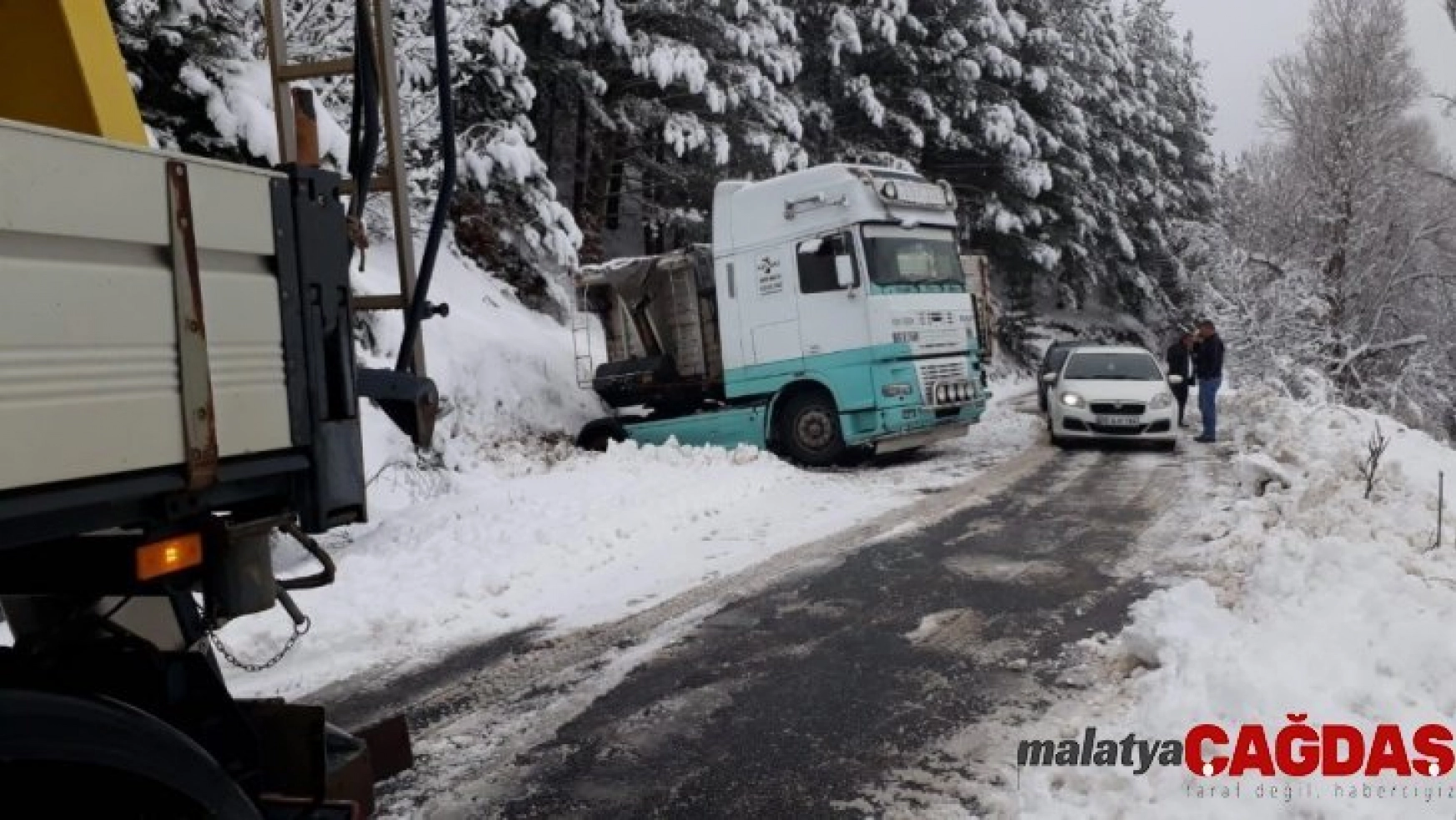 İzmir'de kar alarmı: Ödemiş'te ekipler yoğun mücadele veriyor