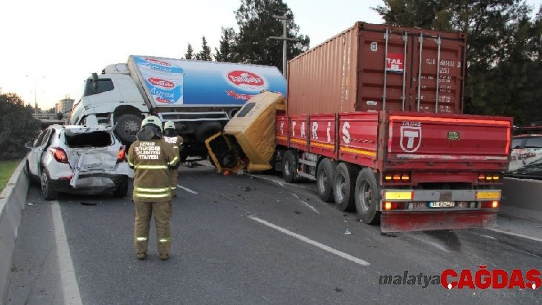 İzmir'de zincirleme kaza: 1'i ağır 6 yaralı