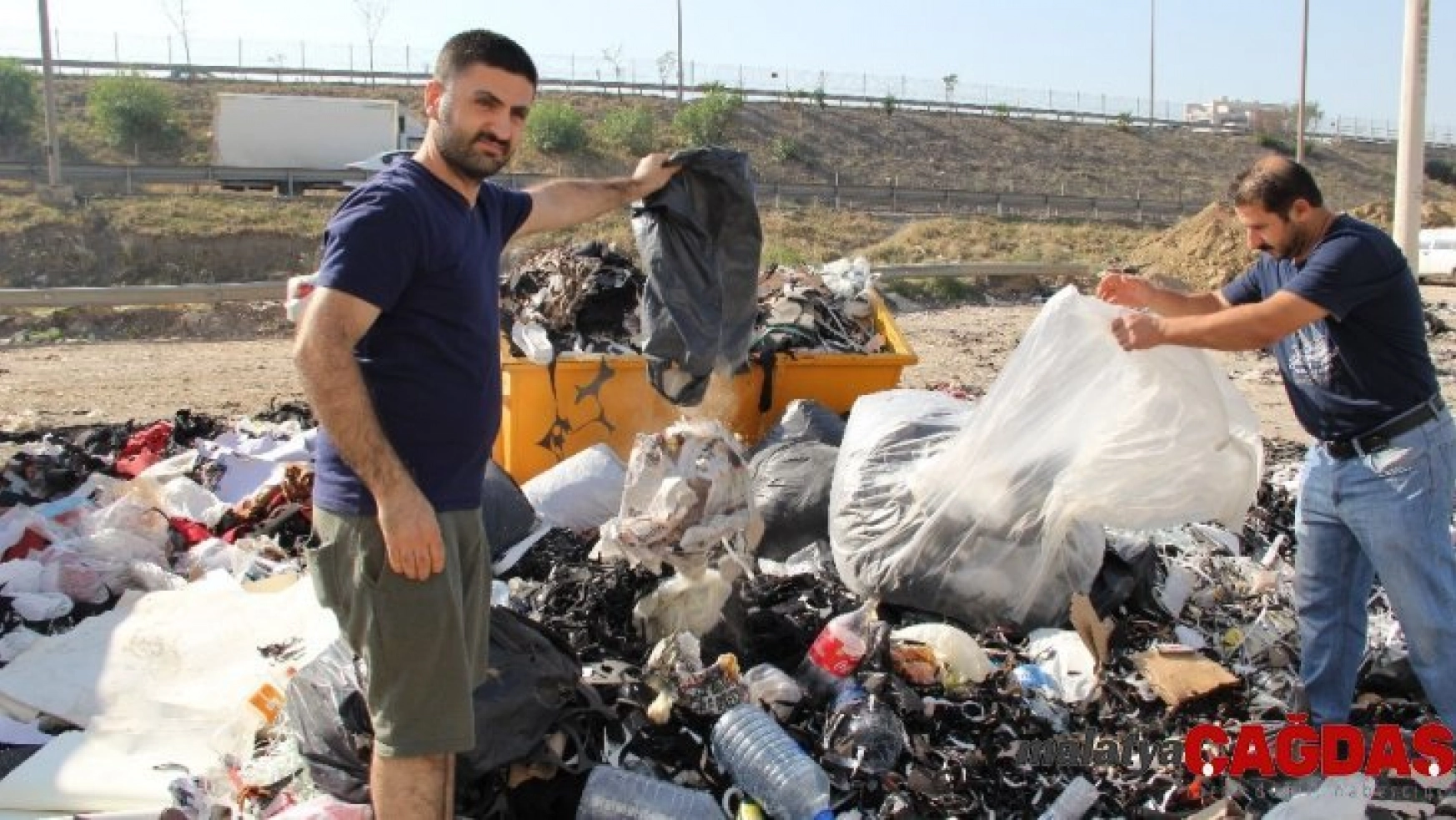 İzmir'in göbeğinde çöp dağları