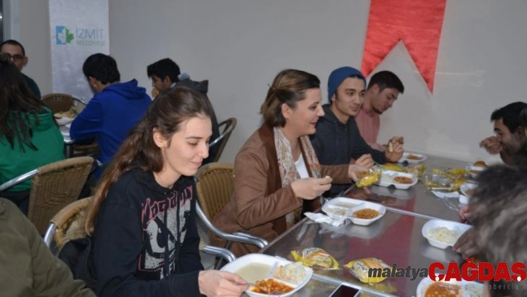 İzmit'te öğrencilere ücretsiz yemek hizmeti başladı