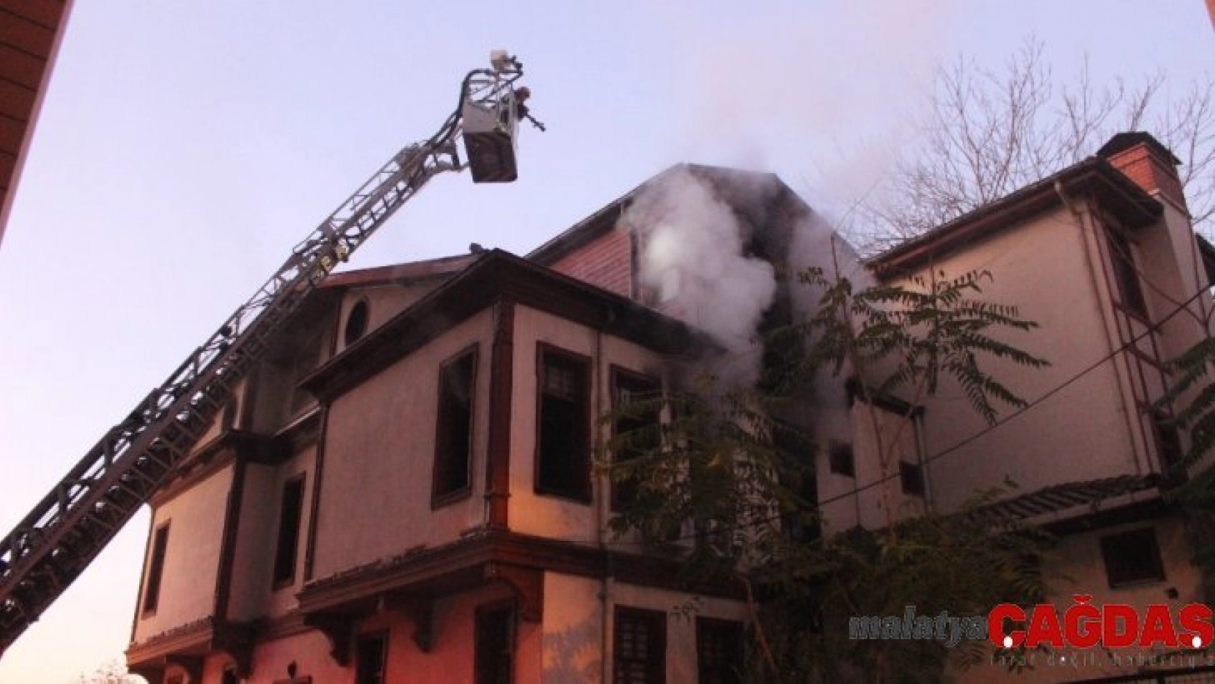 İzmit'te tarihi ahşap binada çıkan yangın büyük hasara neden oldu