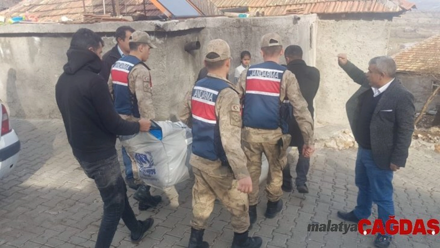 Jandarma ekipleri, Adıyaman'da depremzedelere çadır dağıttı