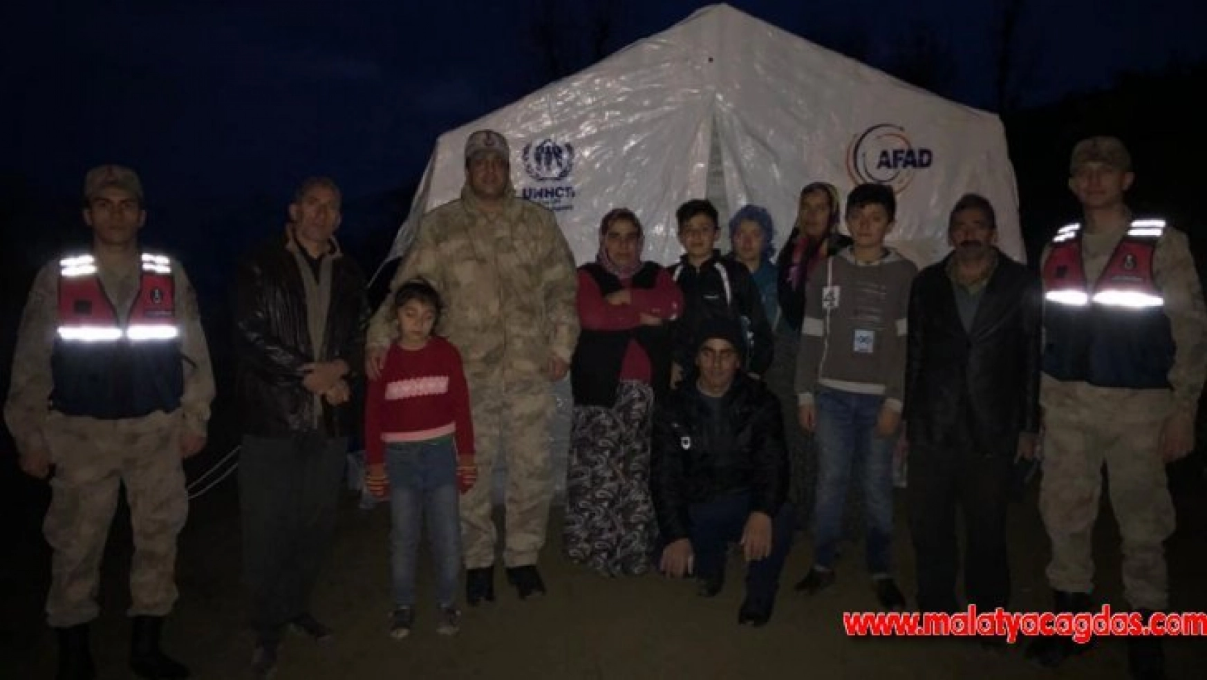 Jandarma ekiplerinden depremzedelere yardım