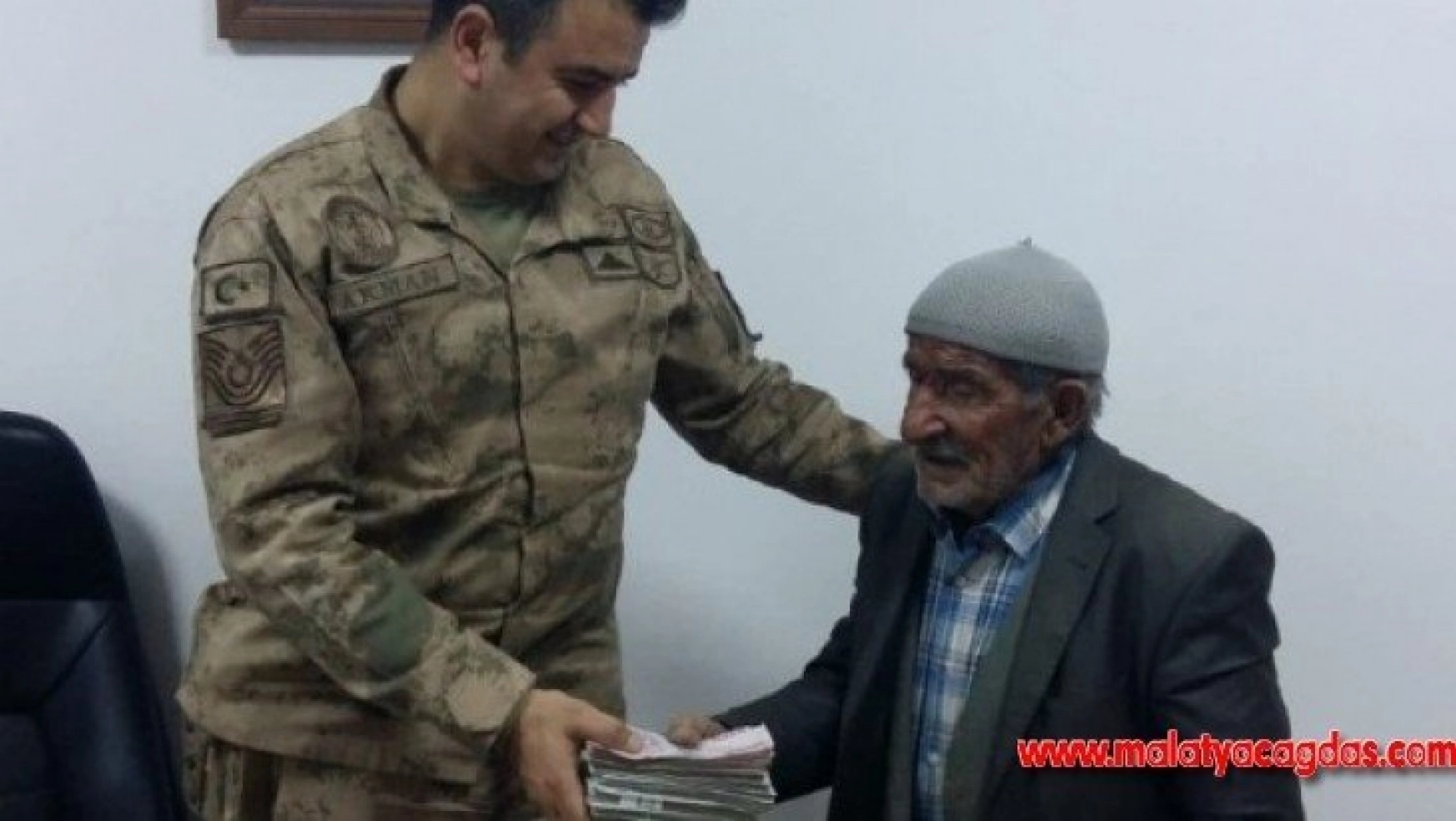 Jandarma yaşlı adamın çalınan parasını kendisine teslim etti