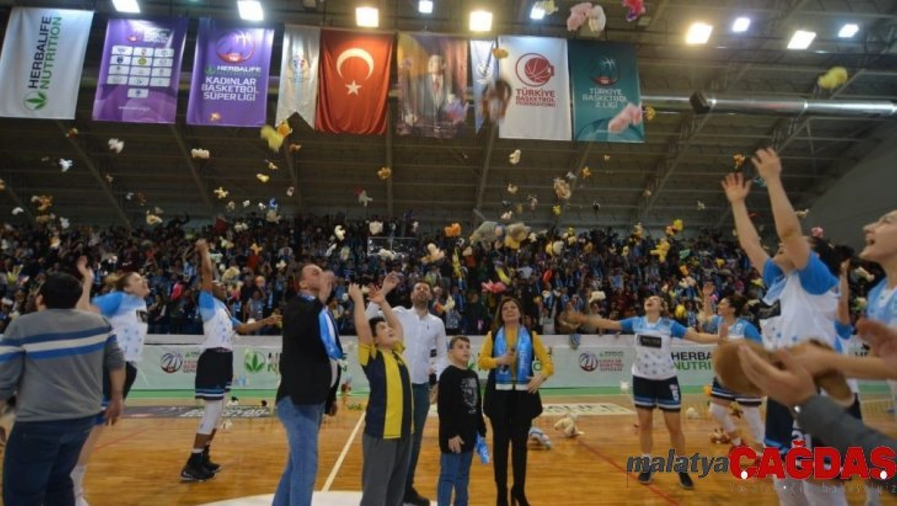 Kadınlar Basketbol Süper Ligi maçında sahaya binlerce oyuncak atıldı