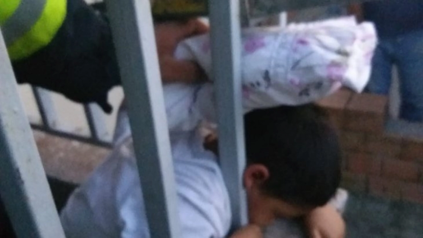 Kafası balkon demirine sıkışan çocuk kurtarıldı