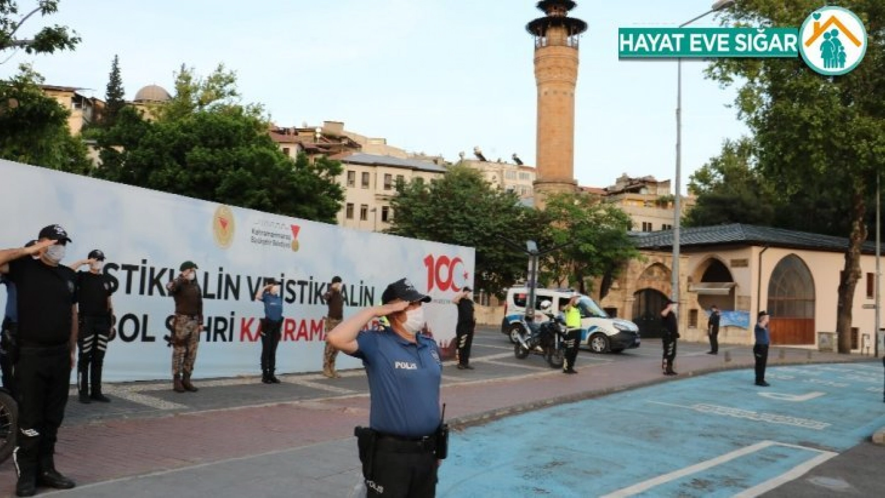 Kahramanmaraş polisi saat 19.19'da İstiklal Marşı'nı okudu