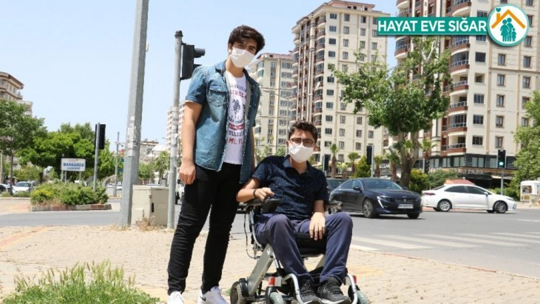 Kahramanmaraşlı genç, sokağa çıkardığı engelli kuzeni ile yürüyüş yaptı