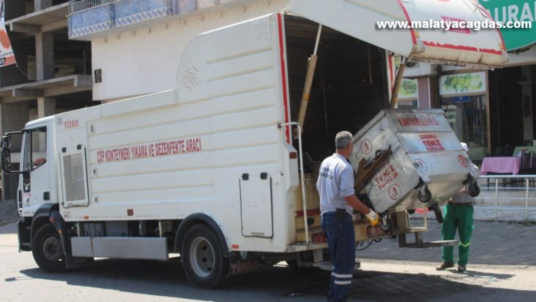 Kahta'daki çöp konteynerleri parfümlü dezenfektanla yıkanıyor
