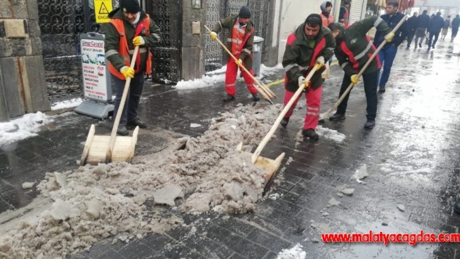 Kaldırımlarda kar temizleme çalışmaları devam ediyor