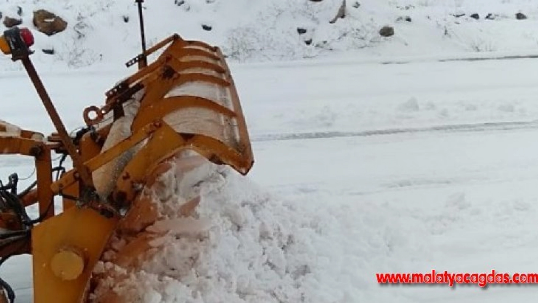 Kar nedeni ile kapanan yollar körüklü makinelerle açılıyor