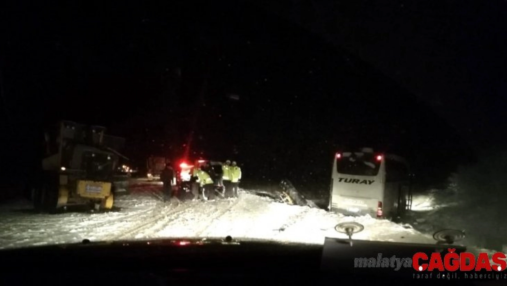 Kar temizliği yapan greydere çarpan otobüs yoldan çıktı: 17 yaralı