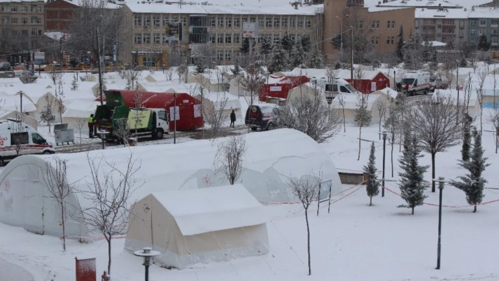 Kar yağan Elazığ'da, çadır kentte yaşam