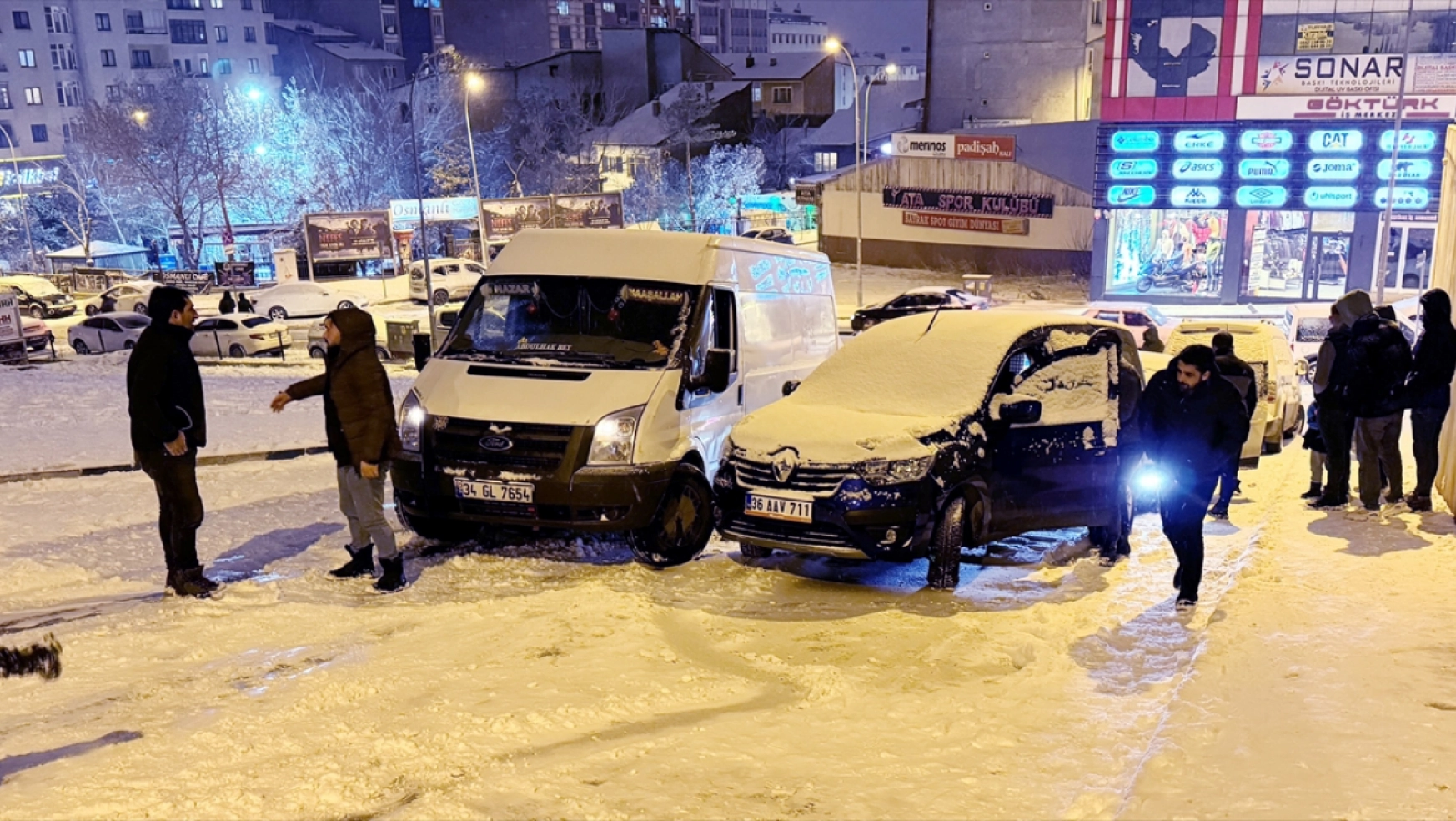 Kar yağışının etkili olduğu Erzurum'da 8 aracın karıştığı zincirleme kaza