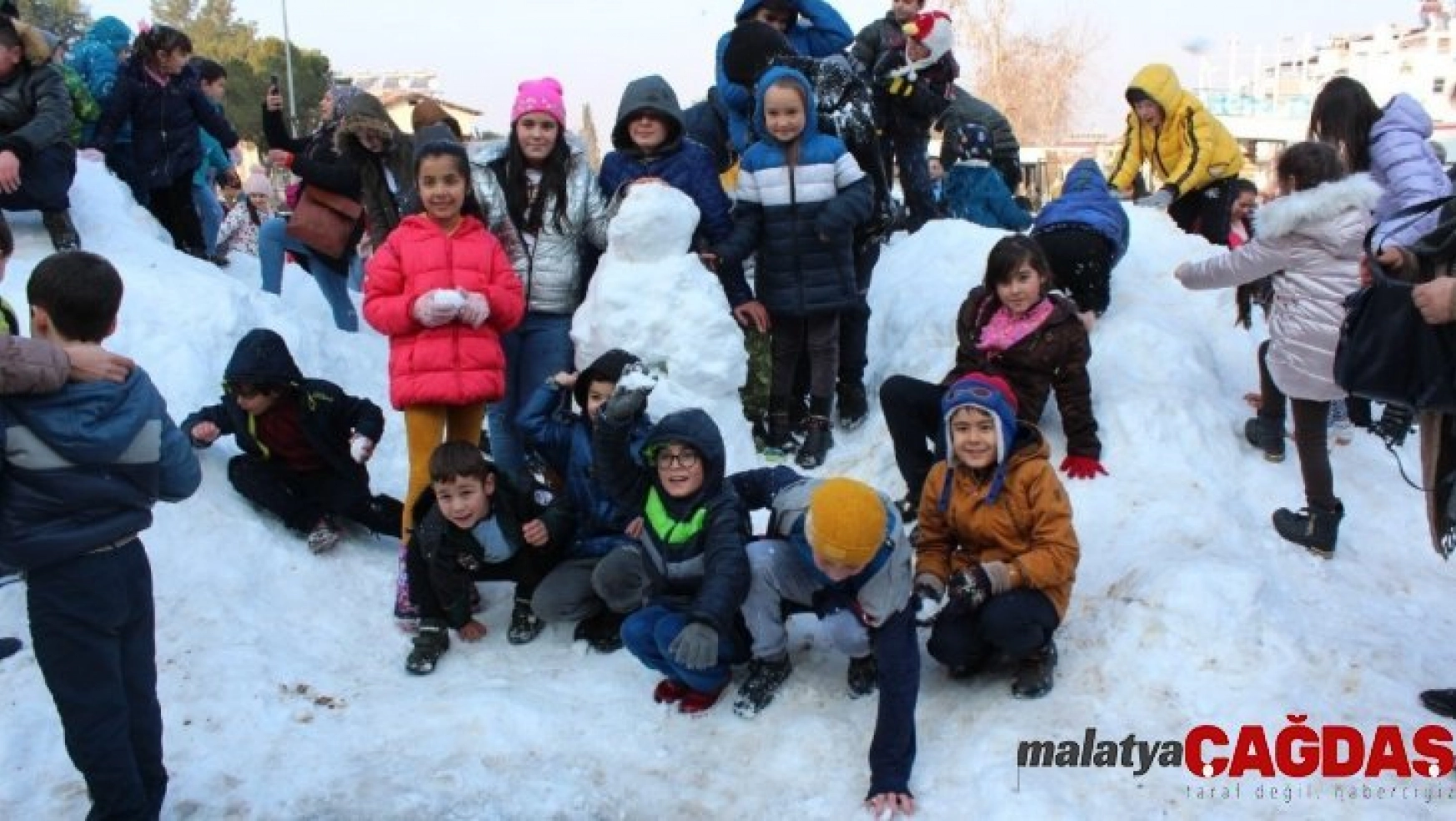 Kar yığınını gören çocuklar sevinçten çığlık attı