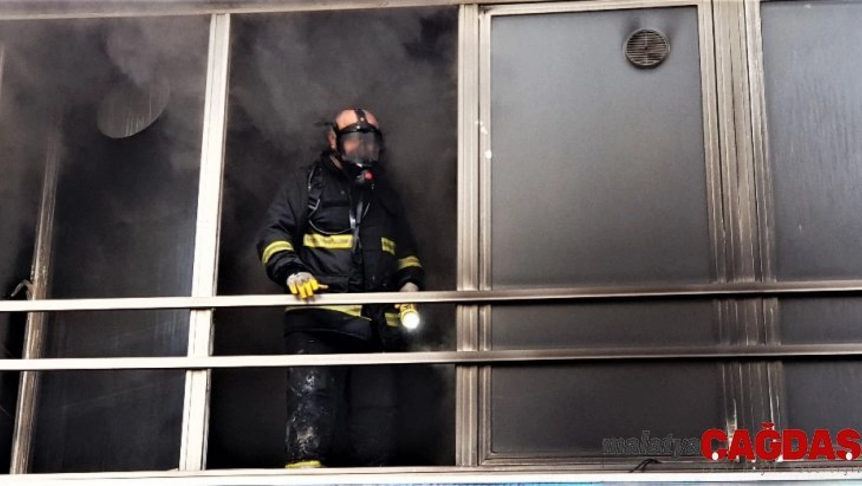 Karabük'te elektronik eşya dükkanında yangın  korkuya neden oldu
