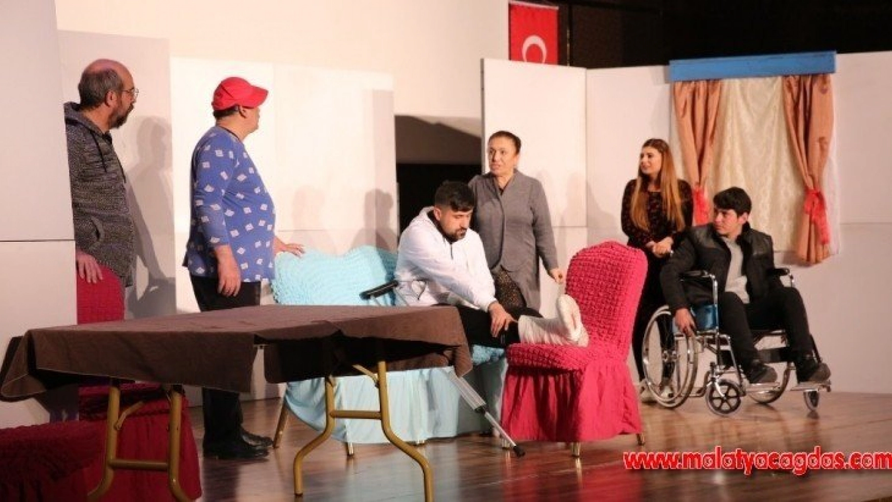 Karaköprü'de tiyatro gösterisi sahnelendi
