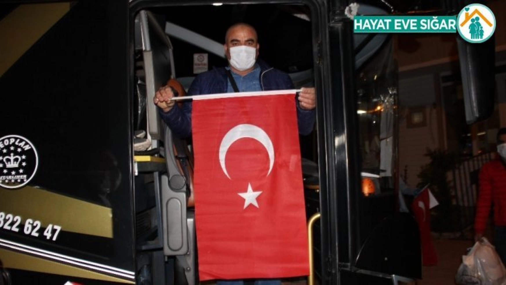 Karantinası biten Türk vatandaşları sabah ezanıyla yolcu edildi