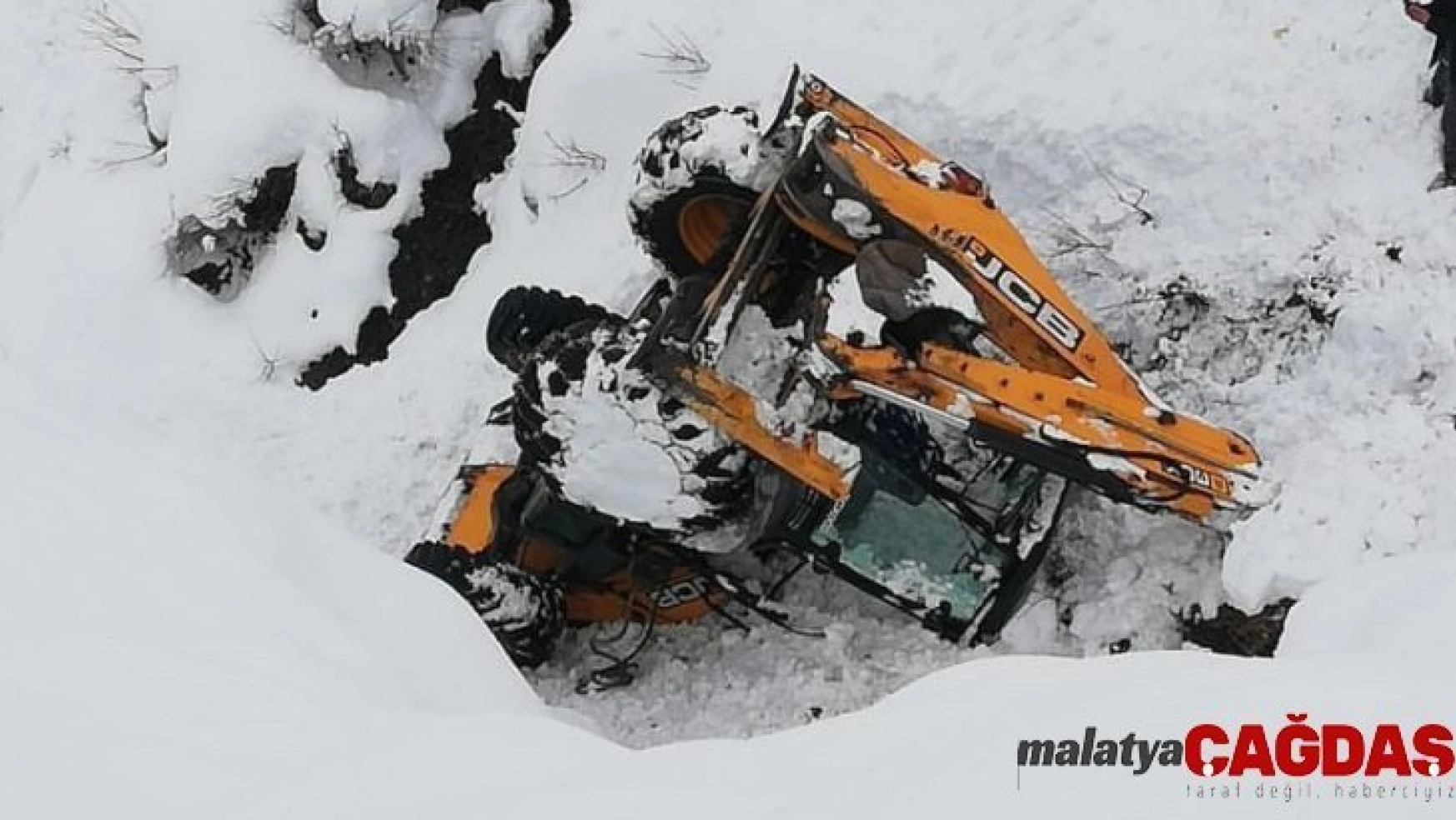Kardan kapanan yolu açmaya çalışan iş makinesi şarampole devrildi: 1 yaralı