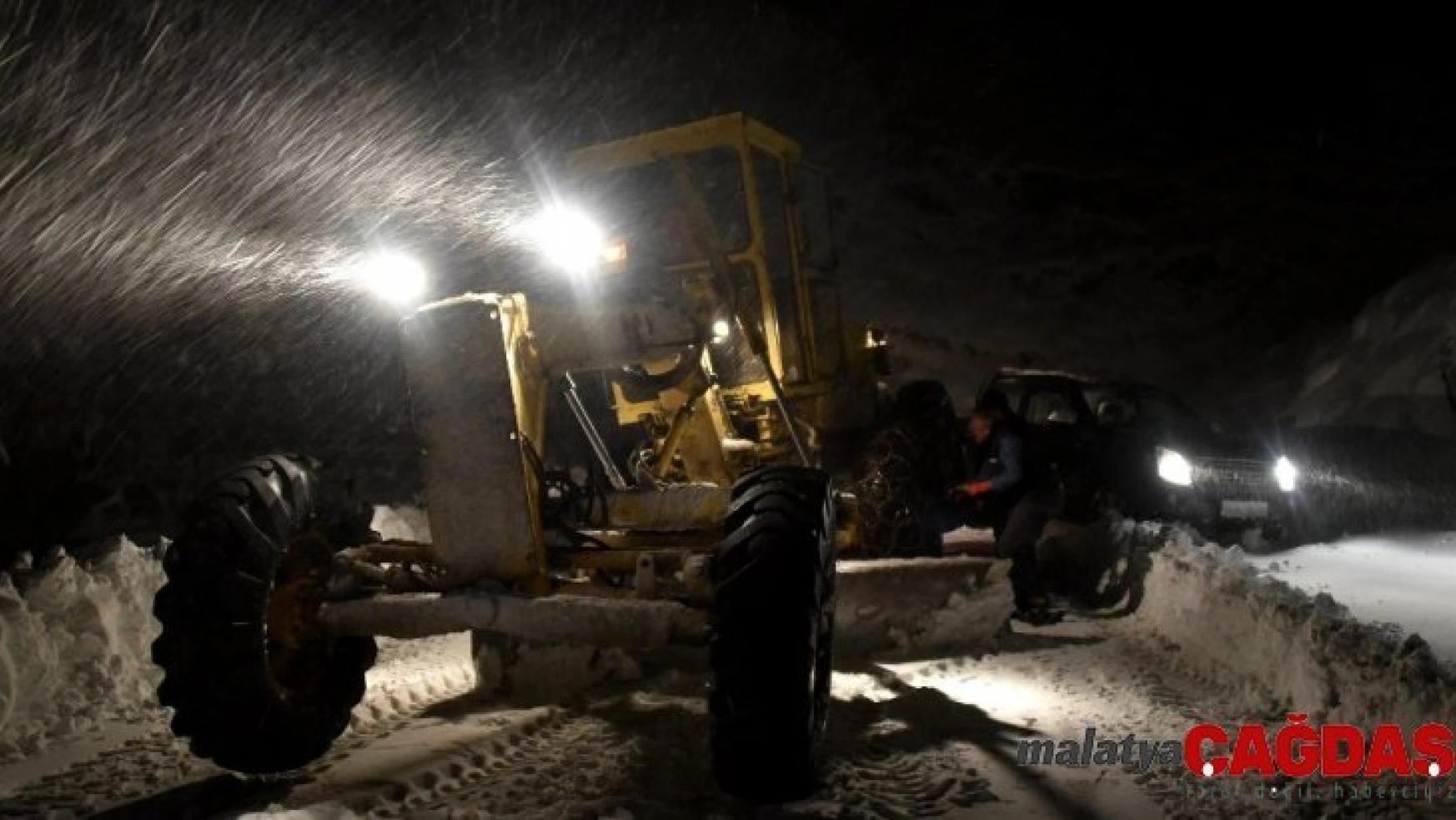 Kardan yolu kapanan köydeki hasta 6 saatlik çalışmayla hastaneye ulaştırıldı