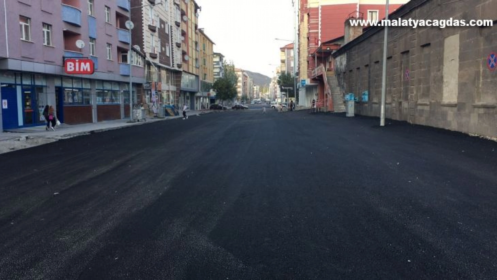 Kars'ta caddeler sıcak asfalt oldu