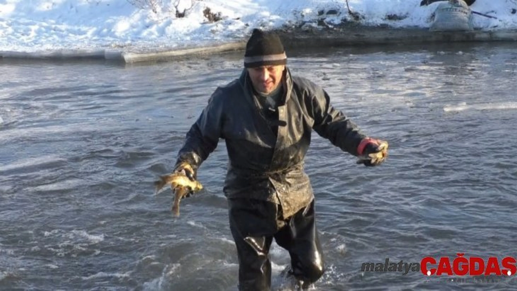Kars'ta eksi 25 derece soğukta balık avı