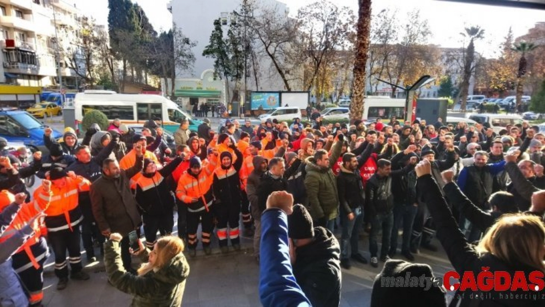 Karşıyaka Belediyesinde işçiler maaşları için eylemde