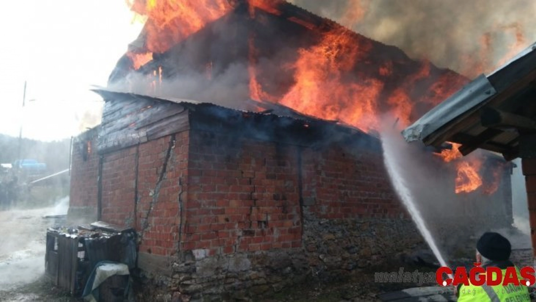Kastamonu'da iki ev alev alev yandı
