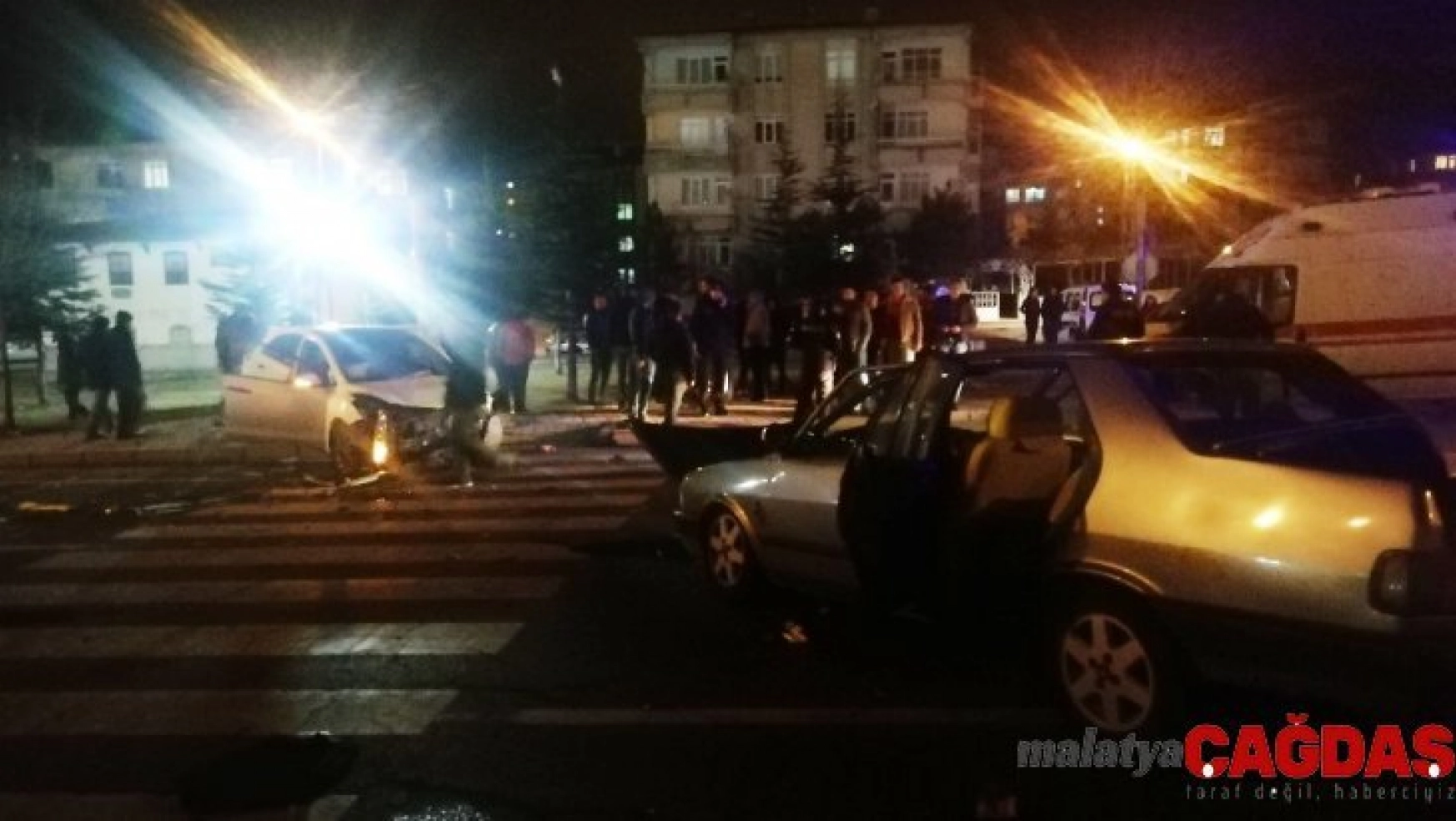 Kayseri'de 2 araç kavşakta çarpıştı: 4 yaralı