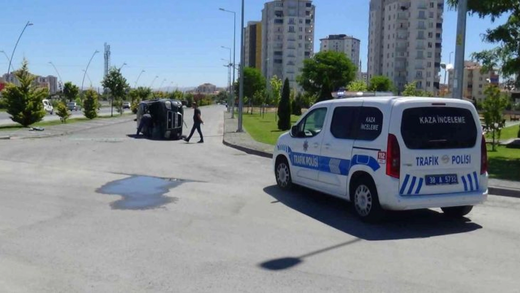 Kayseri'de otomobil yan yattı