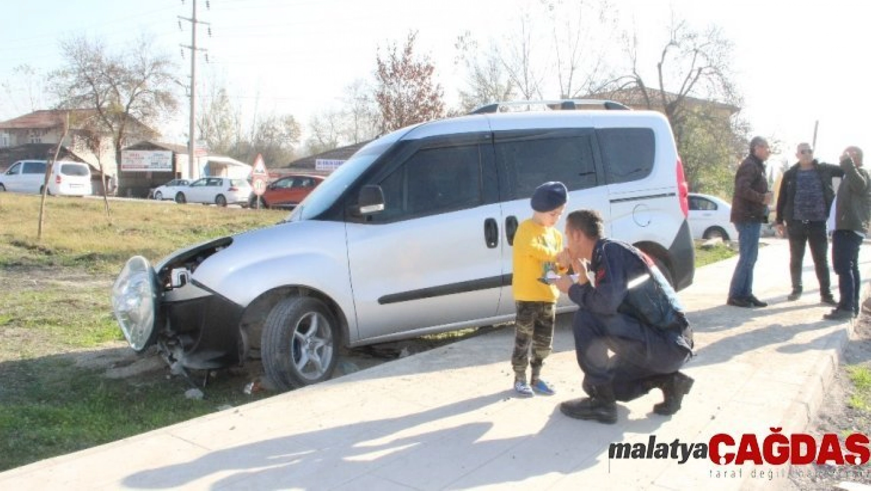 Kazada annesi yaralanan çocuğu jandarma teselli etti