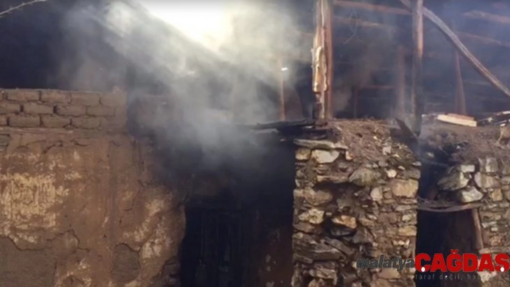 Keban'da boş ev yandı