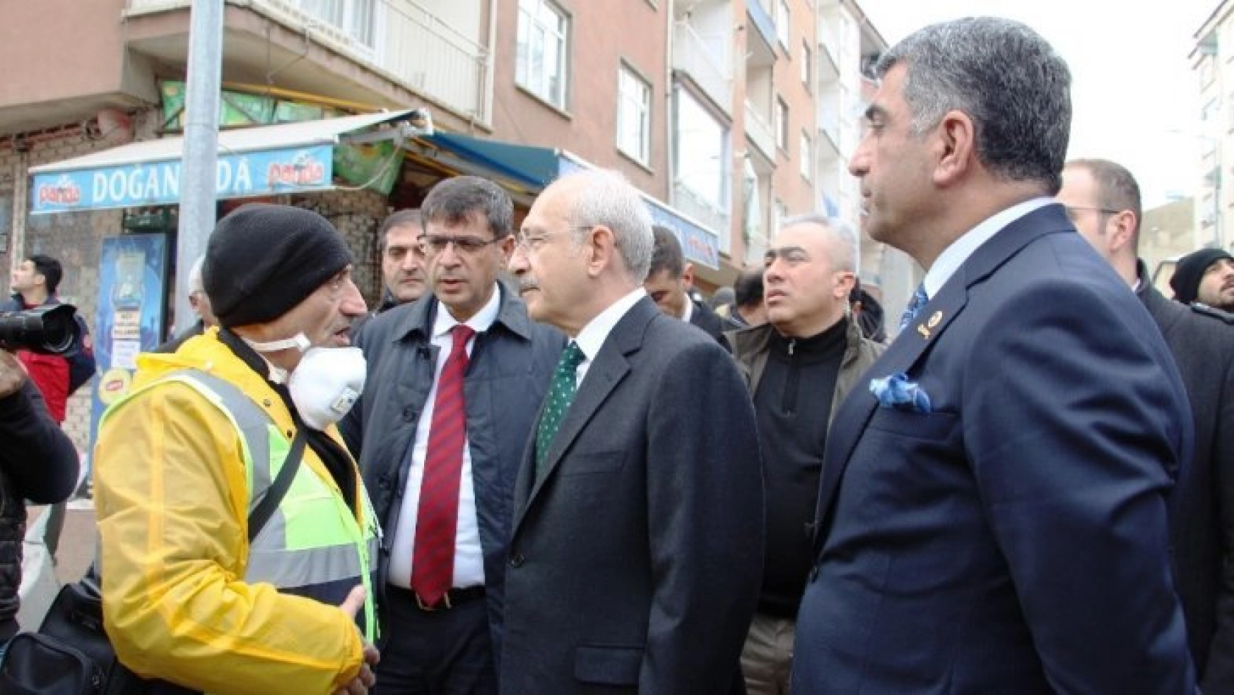 Kılıçdaroğlu, 14 kişinin hayatını kaybettiği enkaz alanında inceleme yaptı