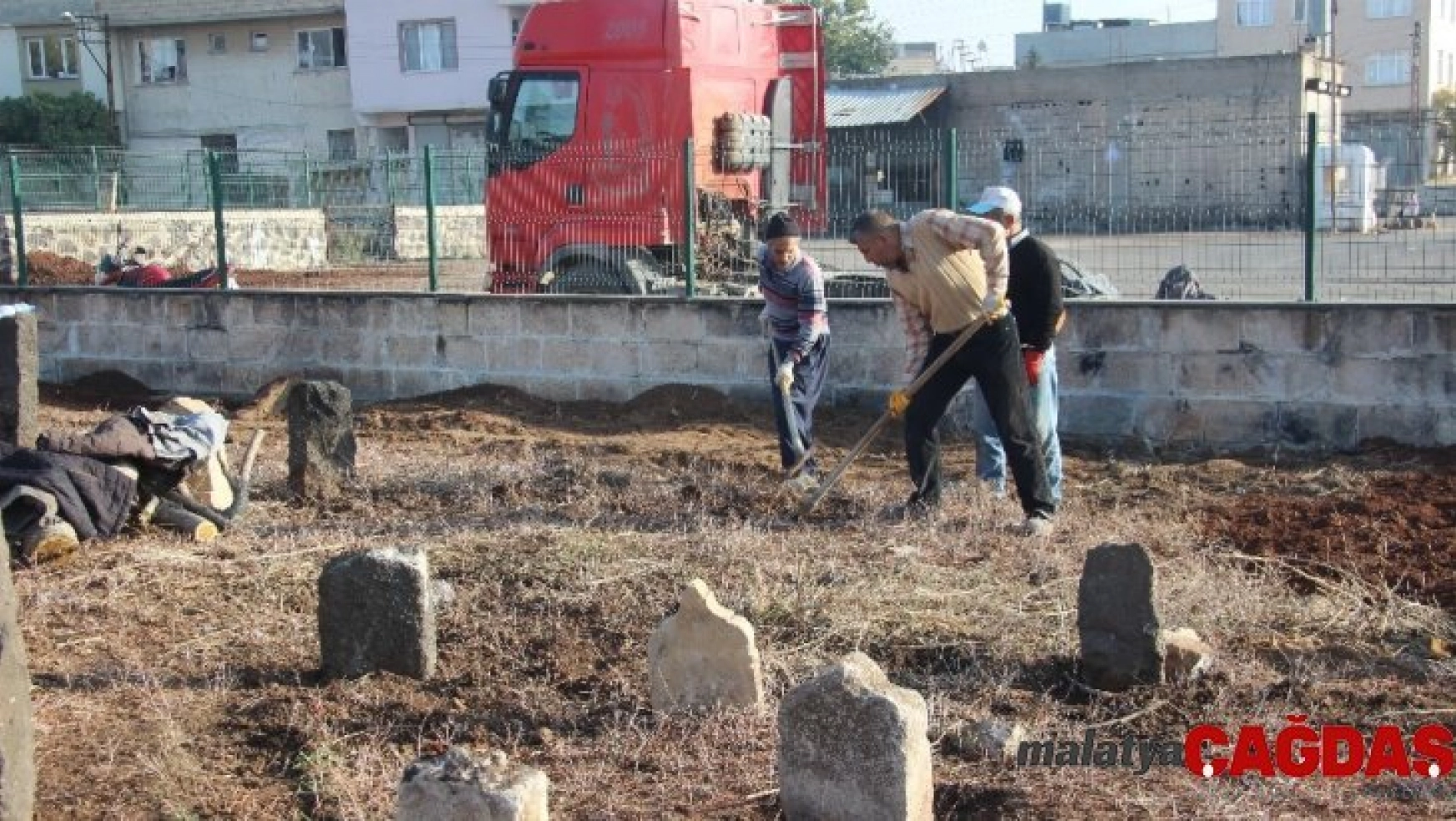 Kilis'te ecdadın yattığı tarihi mezarlıkların bakım ve onarımına başlandı