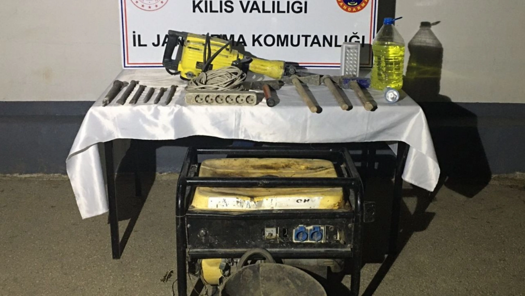 Kilis'te kaçak kazı yapan 4 kişi suçüstü yakalandı