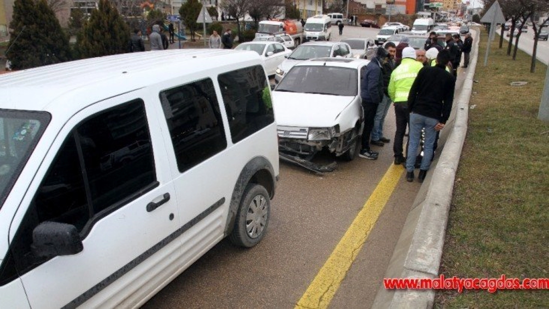 3 araçlı trafik kazası: 1 yaralı