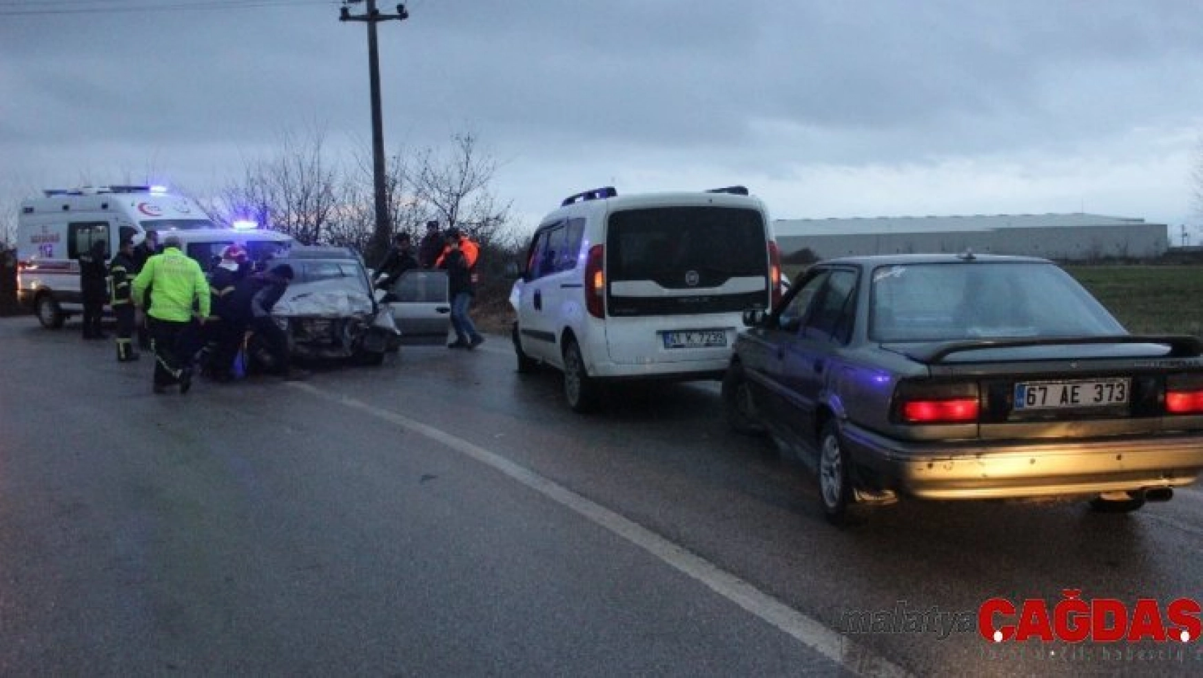 Kocaeli'de mazot dökülen yolda 2 araç kafa kafaya çarpıştı: 3 yaralı