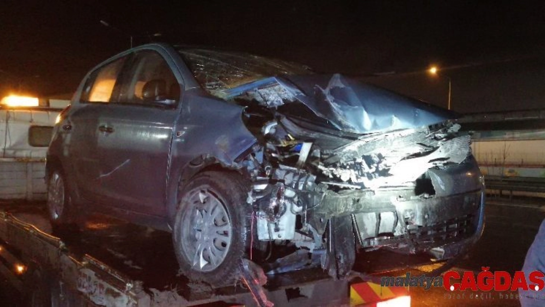 Kocaeli'de otomobil demir bariyerlere çarptı: 1 ağır yaralı