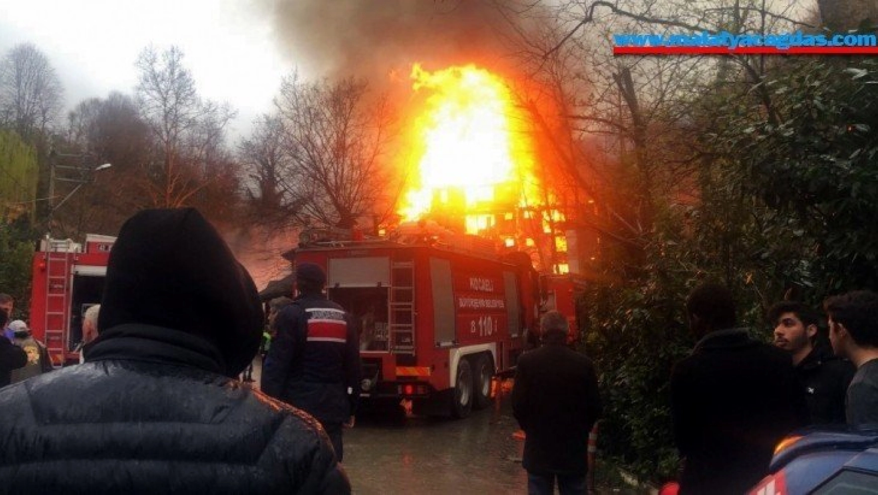 Kocaeli'de 4 katlı bina alev alev yanıyor