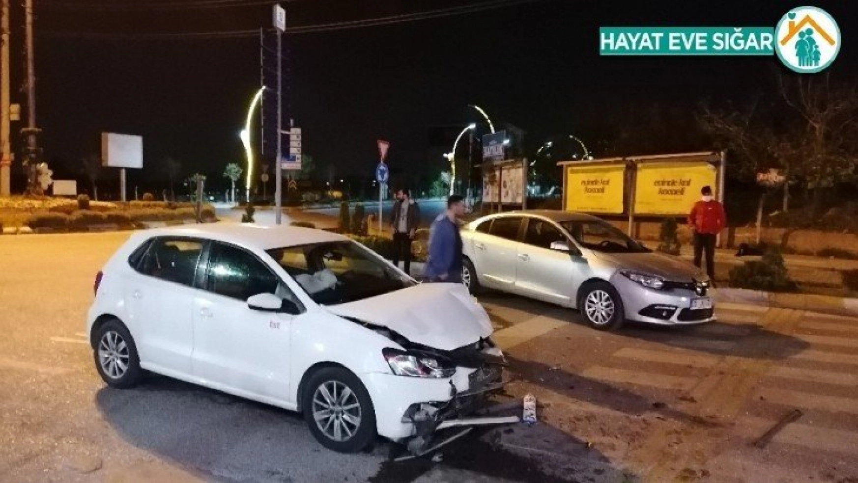 Kocaeli'de 2 otomobil çarpıştı: 4 yaralı