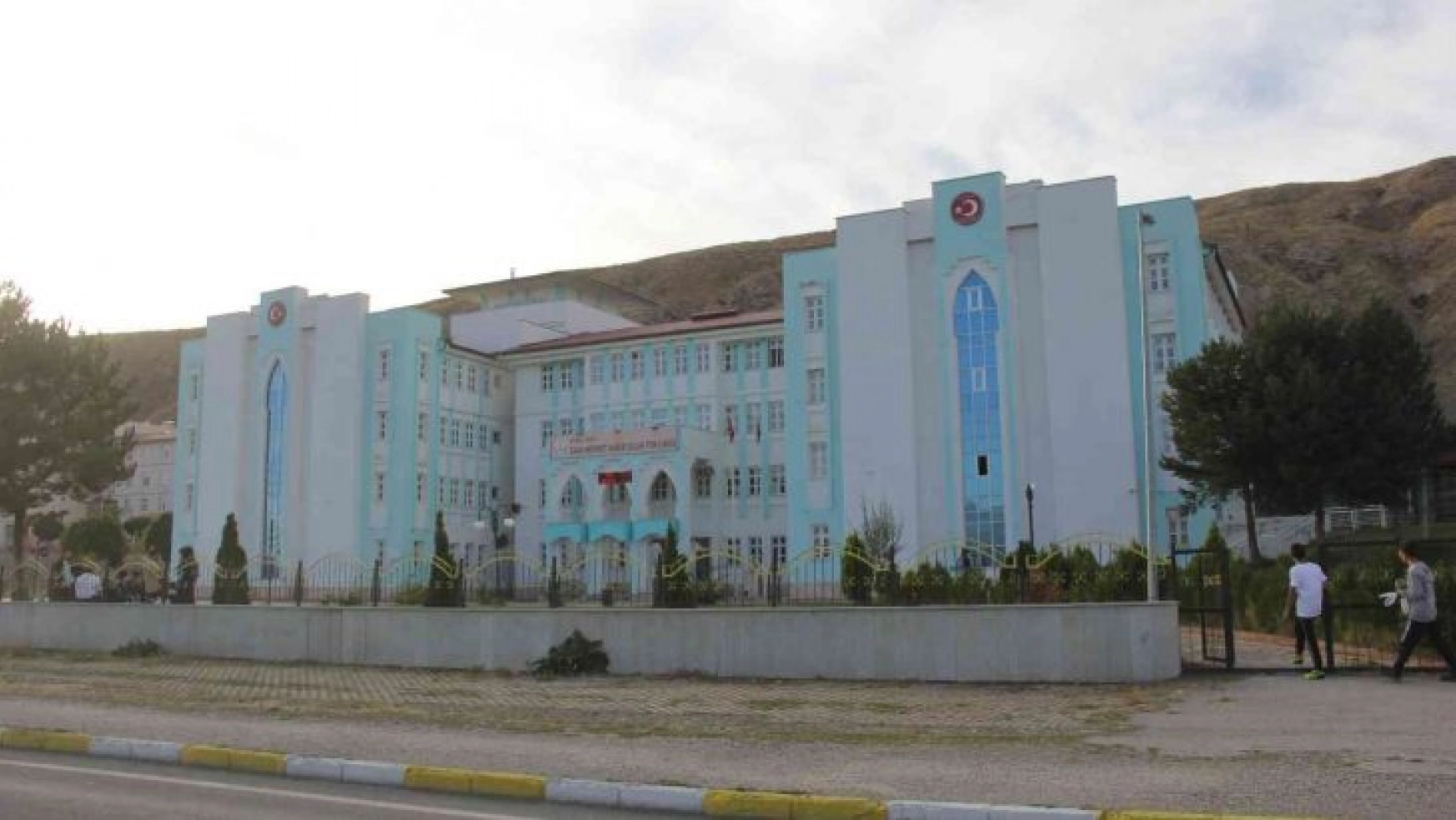 Kokudan etkilenen 11 öğrenci kontrol amaçlı hastaneye kaldırıldı