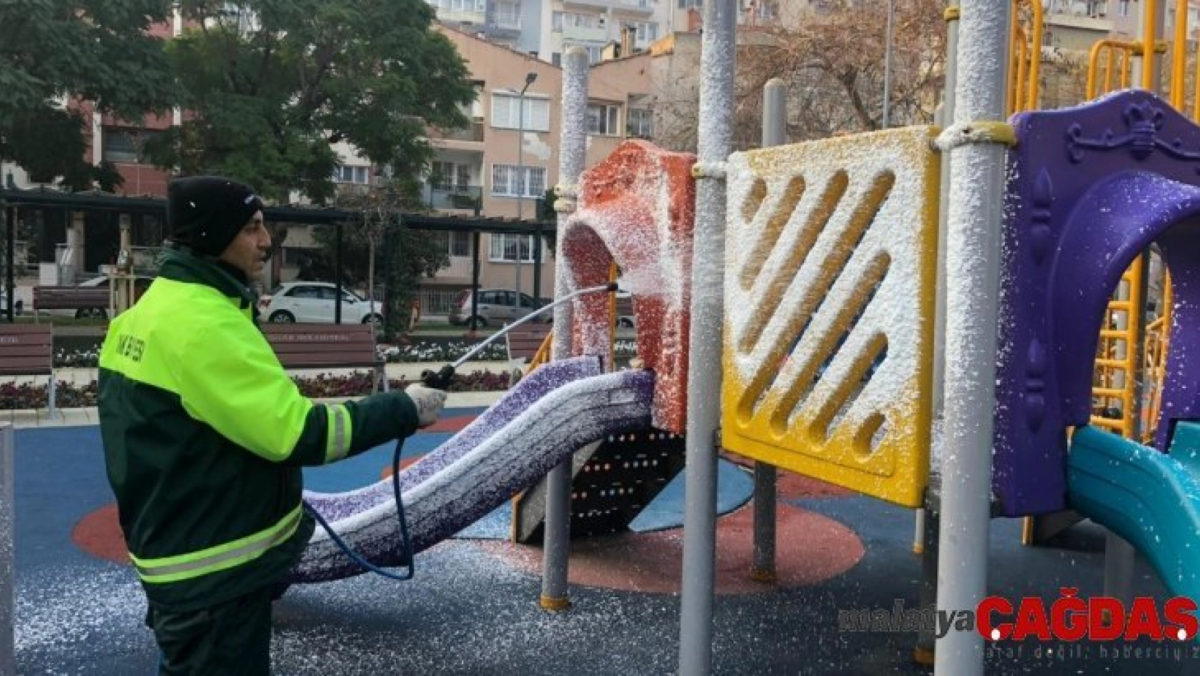 Konak'taki parklar temizlenip ilaçlanıyor