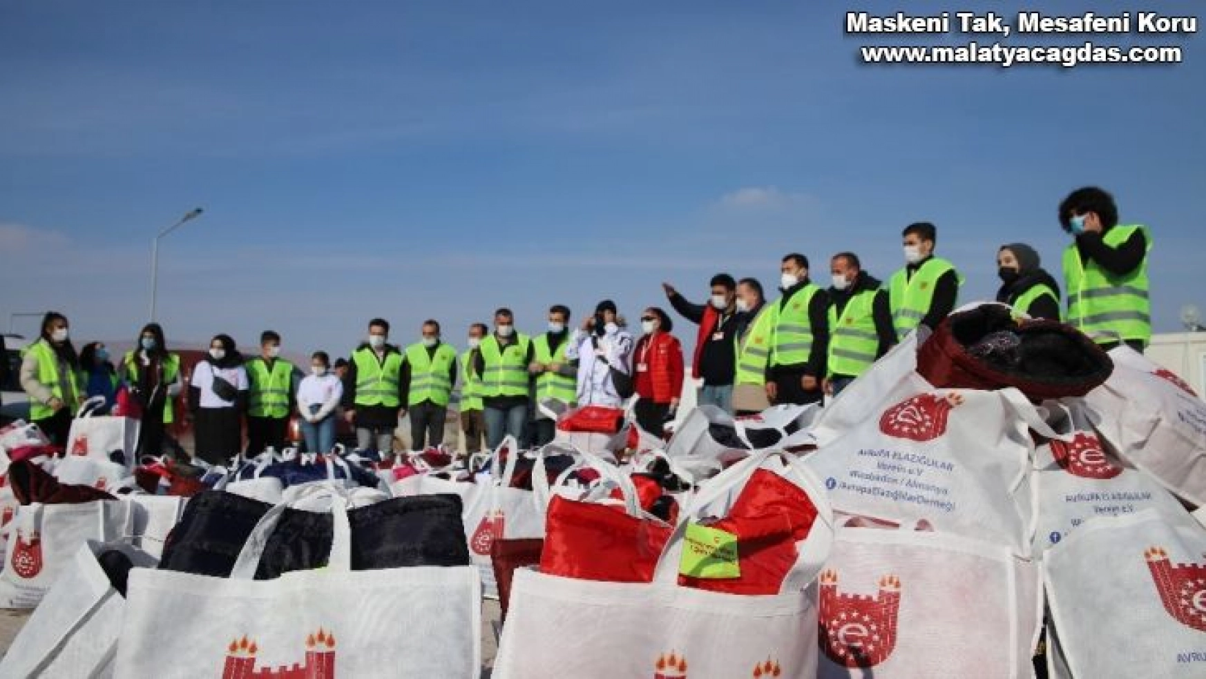 Konteyner kentte kalan bin 23 depremzede çocuğa kışlık hediye