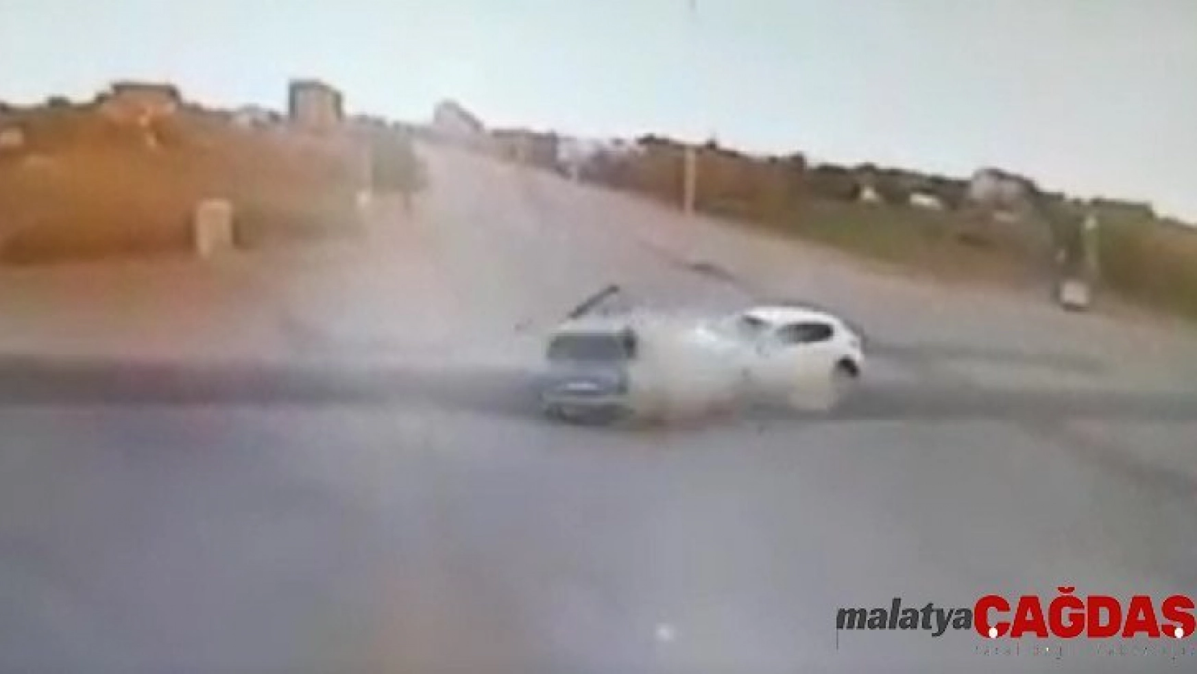 Konya'da iki otomobilin çarpışma anı kamerada