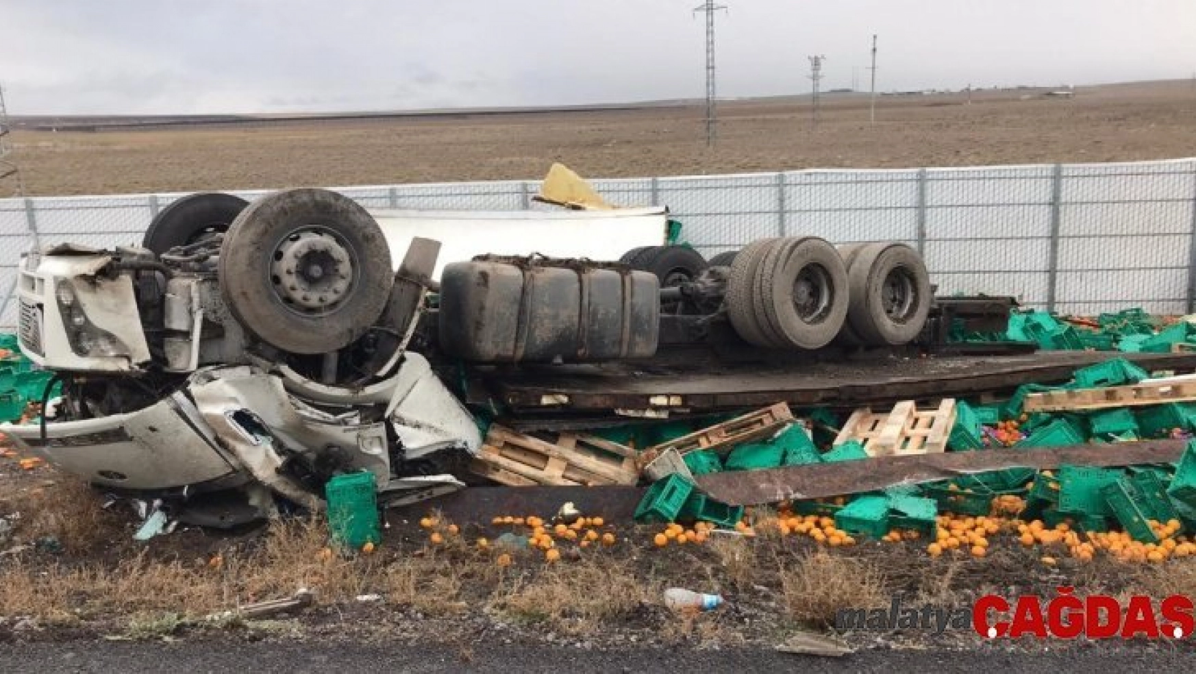 Konya'da portakal yüklü kamyon devrildi: 2 ölü