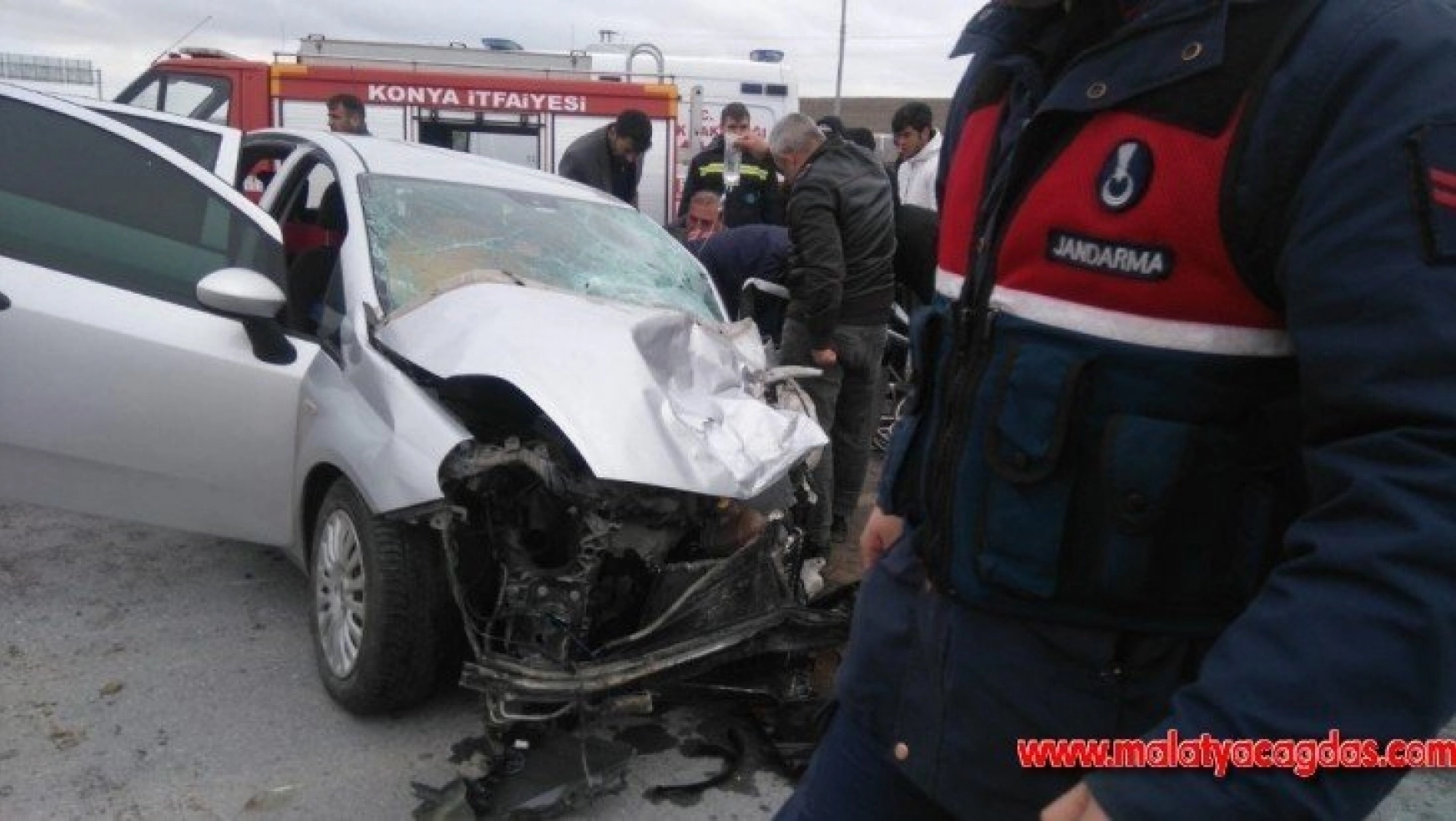 Konya'da otomobille kamyonet çarpıştı: 3 yaralı