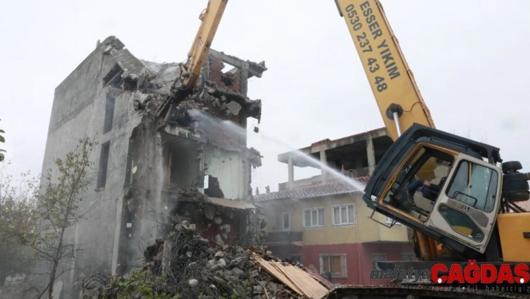 Körfez'de orta hasarlı binalar yıkılıyor